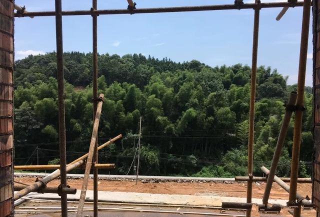 有了很多人提前將在農村閑置的宅基地開始構筑起自己理想的家園，也為以后老了回去留下了一塊無價的福地