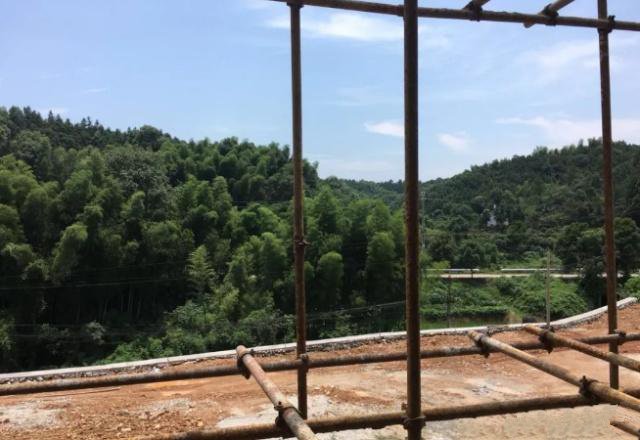 有了很多人提前將在農村閑置的宅基地開始構筑起自己理想的家園，也為以后老了回去留下了一塊無價的福地