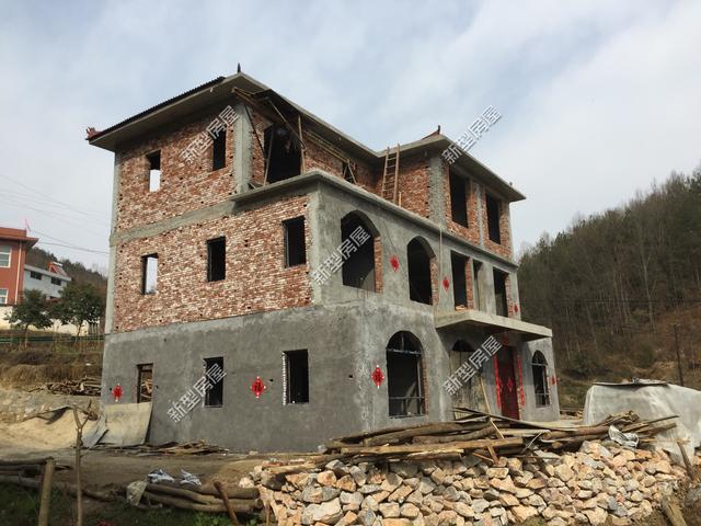 怎么在農(nóng)村建一棟既好看又實(shí)用的房子呢？今天小編帶來3套建房案例，供各位參考!