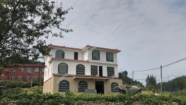 怎么在農(nóng)村建一棟既好看又實(shí)用的房子呢？今天小編帶來3套建房案例，供各位參考!