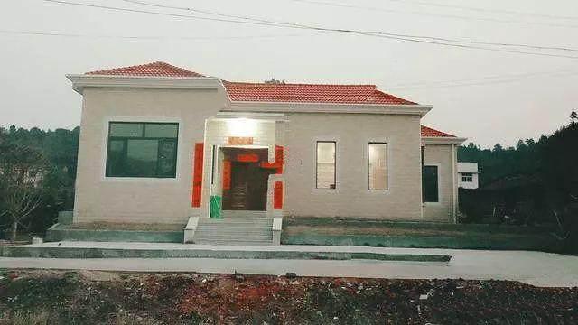 二三層的小洋樓的確很好看，但并不是說它就適合每個(gè)家庭建造。對(duì)于宅基地適中，家中人口又不是很多的家庭，建個(gè)一層的小平房就很好。