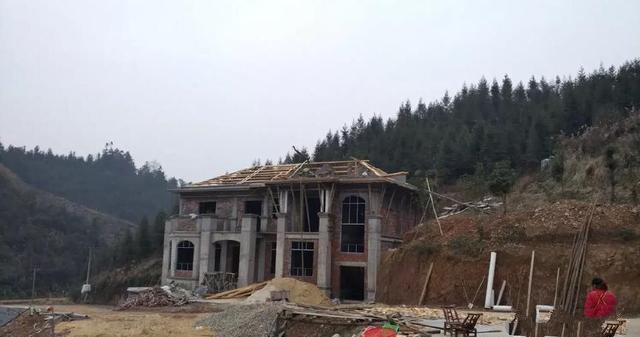 　將福建地區(qū)四棟別墅的設(shè)計與現(xiàn)實生活中的景觀進行對比?，F(xiàn)實生活看起來確實更好！