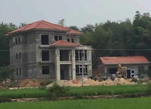 　將福建地區(qū)四棟別墅的設(shè)計與現(xiàn)實生活中的景觀進行對比?，F(xiàn)實生活看起來確實更好！