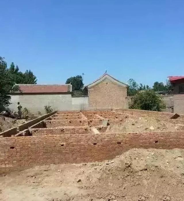 與在城里買一套兩居室公寓相比，你可以在你的家鄉(xiāng)建一棟別墅?，F(xiàn)在讓我們來看看！