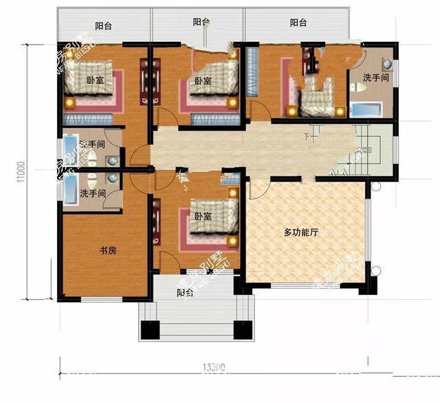 四層的鄉(xiāng)村別墅設計有斜屋頂，第一個客廳是空的，非常時尚有陽光的房間！