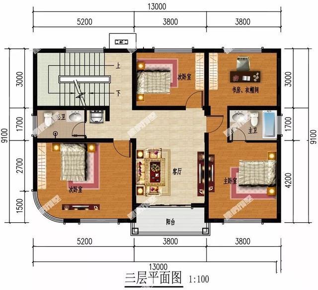 四層的鄉(xiāng)村別墅設計有斜屋頂，第一個客廳是空的，非常時尚有陽光的房間！