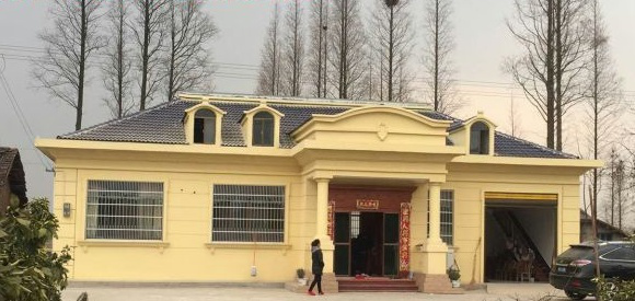 帶有閣樓的歐式一層半鄉(xiāng)村別墅的設計非常實用，可以作為兩層使用，沒有浪費。