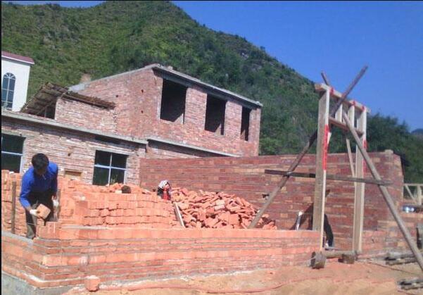 現(xiàn)在農(nóng)村的房屋建筑與以前大不相同。許多人在他們的家園上建造了漂亮的別墅，這真是令人羨慕。