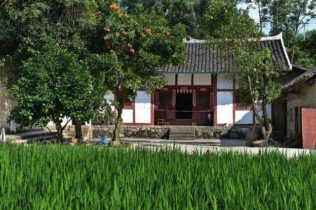 我向你們展示一套新農(nóng)村的平面圖，寬15米，深13米。它計(jì)劃建在豫北的農(nóng)村。這間公寓怎么樣？