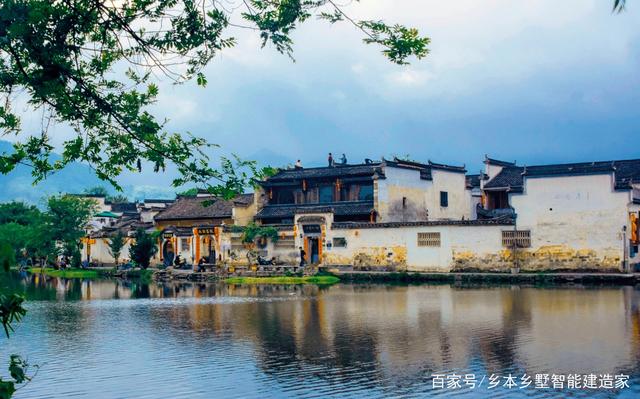 新中式別墅設(shè)計(jì)，晚風(fēng)吹拂面頰，在涼爽的風(fēng)中，大樹(shù)下乘涼，聊聊最近的新鮮事，享受慢時(shí)光!